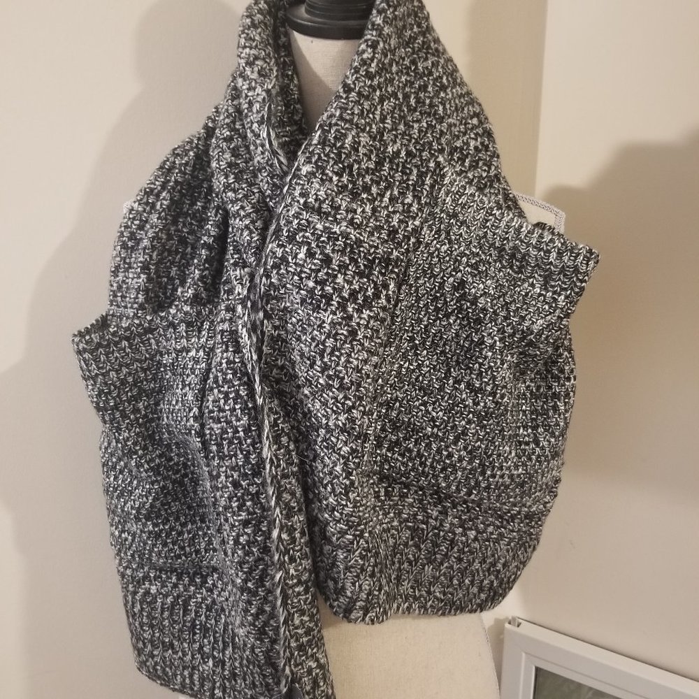 The Limited Black White Knit Pocket Scarf NEW